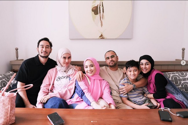 Hijab pashmina menjadi andalannya ketika dalam berbagai kegiatan. Seperti sedang mengabadikan momen bersama Syahnaz dan Nisya Ahmad, Gigi menggunakan hijab pashmina warna pink dipadu dengan dress warna senada. Syahnaz dan Nisya juga mengenakan hijab. Foto: dok. Instagram @raffinagita1717.