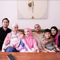 Hijab pashmina menjadi andalannya ketika dalam berbagai kegiatan. Seperti sedang mengabadikan momen bersama Syahnaz dan Nisya Ahmad, Gigi menggunakan hijab pashmina warna pink dipadu dengan dress warna senada. Syahnaz dan Nisya juga mengenakan hijab. Foto: dok. Instagram @raffinagita1717.