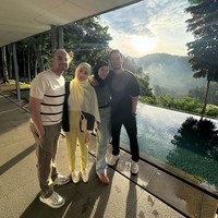 Warganet juga memuji penampilan Gigi berhijab. Seperti ketika liburan ke Bandung bersama dengan para iparnya, Gigi tampak segar dan cantik dengan memakai hijab kuning dengan inner hijab warna putih. Gigi memadukan cardigan hitam, atasan putih, celana kuning dan sepatu putih yang kasual. Foto: dok. Instagram @raffinagita1717.