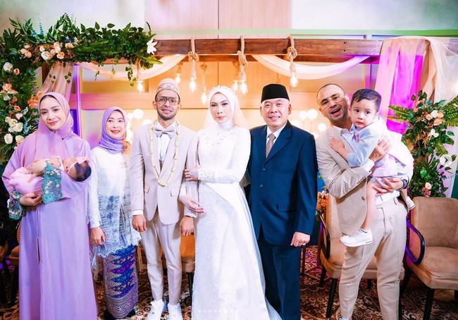 Seperti ketika menghadiri acara pernikahan salah satu karyawannya. Nagita terlihat mengenakan hijab pashmina dan dress warna lilac. Alhamdulillah .... Saya Sebagai SAKSI nikah turut menyaksikan Akad Pernikahan dan sudah SAH @haikalsanad ❤️ @heldadwialya 🙏 Bahagia dunia akhirat , Sehidup Sesurga 🙏 @haikalsanad karyawan rasa keluarga yang sangat baik dan tulus dalam apapun ... Doa terbaik selalu untuk babak rumah tangga dan hidup yang baru semoga Allah SWT selalu Rahmati Rizki dan Keberkahaan 🙏, tulis akun @raffinagita1717. Foto: dok. Instagram @raffinagita1717.