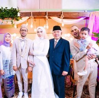 Seperti ketika menghadiri acara pernikahan salah satu karyawannya. Nagita terlihat mengenakan hijab pashmina dan dress warna lilac. Alhamdulillah .... Saya Sebagai SAKSI nikah turut menyaksikan Akad Pernikahan dan sudah SAH @haikalsanad ❤️ @heldadwialya 🙏 Bahagia dunia akhirat , Sehidup Sesurga 🙏 @haikalsanad karyawan rasa keluarga yang sangat baik dan tulus dalam apapun ... Doa terbaik selalu untuk babak rumah tangga dan hidup yang baru semoga Allah SWT selalu Rahmati Rizki dan Keberkahaan 🙏, tulis akun @raffinagita1717. Foto: dok. Instagram @raffinagita1717.