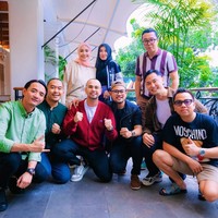 Ketika sedang berkumpul bersama teman-temannya, wanita yang akrab disapa Gigi ini terlihat memakai hijab pashmina yang ia sampirkan ke belakang leher. Ia berfoto bersama Shandy Purnamasari, Gilang Widya Pramana dan lainnya.  Foto: dok. Instagram @raffinagita1717.