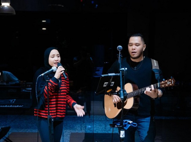 Penampilan Gigi berhijab mendapatkan pujian dari warganet. Salah satu bahagiaku ; melihat mbak gigi istiqomah berhijab 💚🫶, puji @luppy_d.althaaf.Seneng bgt liat mmh gigi dihijab skrg masyaAllah😍, kagum akun @silmi_ameliar.Mama gigi malah jadi lebih muda klo pke hijab 😍😍, saut akun @shrln.ptr. Foto: dok. Instagram @raffinagita1717.