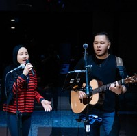 Penampilan Gigi berhijab mendapatkan pujian dari warganet. Salah satu bahagiaku ; melihat mbak gigi istiqomah berhijab 💚🫶, puji @luppy_d.althaaf.Seneng bgt liat mmh gigi dihijab skrg masyaAllah😍, kagum akun @silmi_ameliar.Mama gigi malah jadi lebih muda klo pke hijab 😍😍, saut akun @shrln.ptr. Foto: dok. Instagram @raffinagita1717.