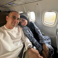 Pulang dari haji beberapa waktu yang lalu, aktris Nagita Slavina menjadi sorotan dengan penampilan barunya. Istri Raffi Ahmad ini tampil mengenakan hijab. Foto: dok. Instagram @raffinagita1717.