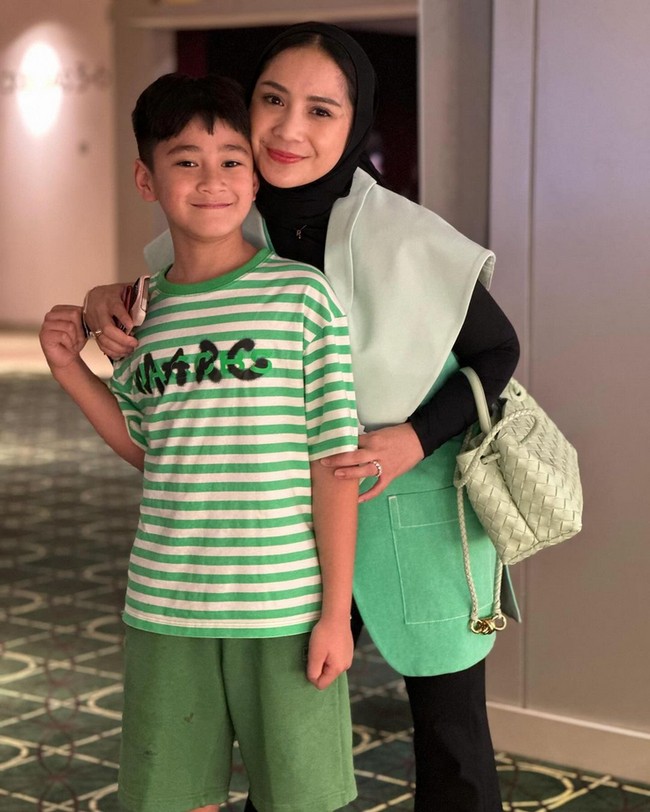 Penampilan Gigi berhijab, tak sedikit warganet yang memberikan kritik dengan gayanya. Pasalnya Gigi mengenakan hijab yang memperlihatkan bagian depan rambutnya. Foto: dok. Instagram @raffinagita1717.