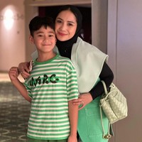 Penampilan Gigi berhijab, tak sedikit warganet yang memberikan kritik dengan gayanya. Pasalnya Gigi mengenakan hijab yang memperlihatkan bagian depan rambutnya. Foto: dok. Instagram @raffinagita1717.