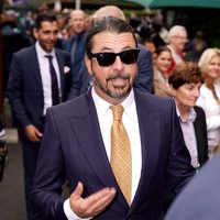 Biasa bergaya cuek dan cenderung urak-urakan, Dave tampil beda di Wimbledon 2024. Gaya formal menjadi pilihannya. (Foto: Jordan Pettitt/PA Images via Getty Images)