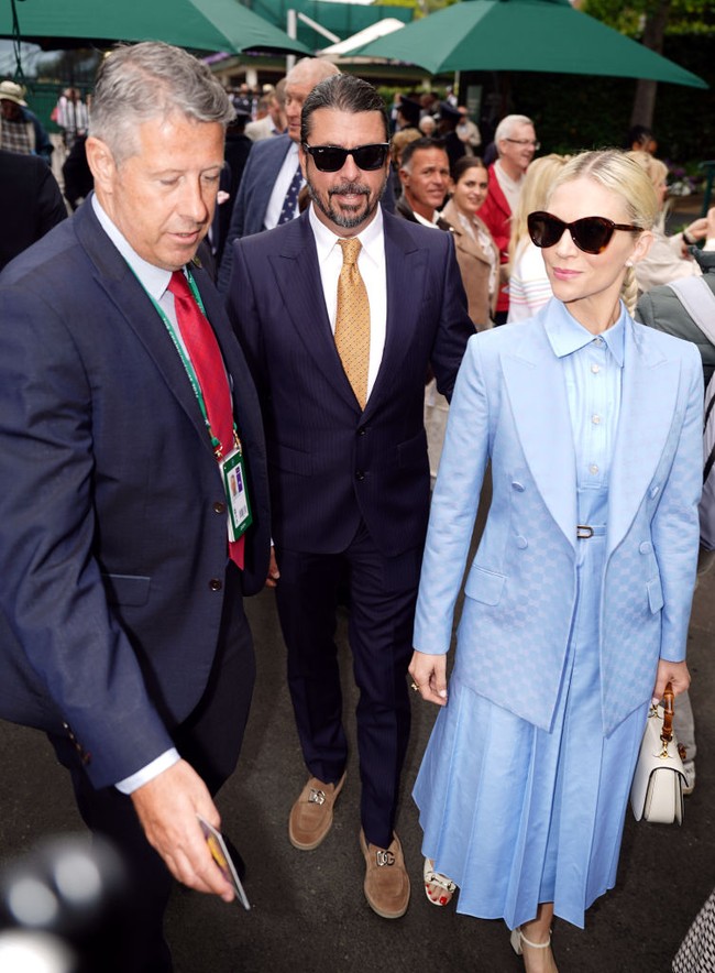 Dave Grohl termasuk satu di antara para bintang yang menyaksikan turnamen tenis Wimbledon 2024 di London, Inggris. Vokalis dan Gitaris Foo Fighters itu muncul pada hari kedua, Selasa (2/7/2024), bersama istrinya, Jordyn Blum. (Foto: Jordan Pettitt/PA Images via Getty Images)