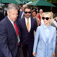 Dave Grohl termasuk satu di antara para bintang yang menyaksikan turnamen tenis Wimbledon 2024 di London, Inggris. Vokalis dan Gitaris Foo Fighters itu muncul pada hari kedua, Selasa (2/7/2024), bersama istrinya, Jordyn Blum. (Foto: Jordan Pettitt/PA Images via Getty Images)