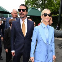 T-shirt kusam dan jeans sobek-sobek berganti dengan setelan necis lengkap dengan jas dan dasi. Loafers coklat keluaran Gucci yang senada dengan dasinya jadi andalan. (Foto: Karwai Tang/WireImage)