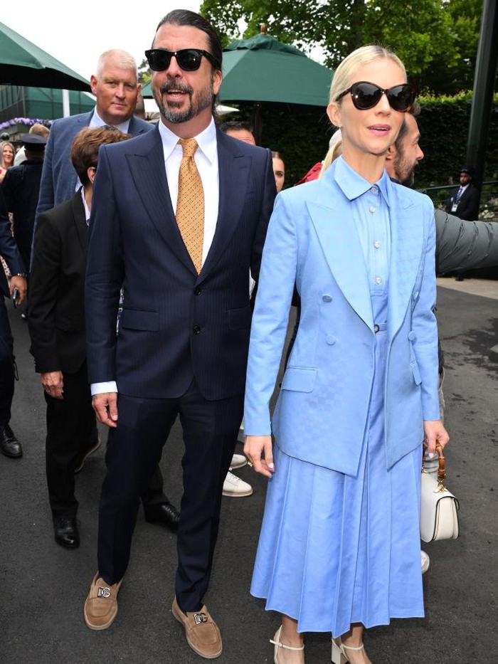Gaya Dave Grohl di Wimbledon 2024 LONDON, ENGLAND - JULY 02: Dave Grohl and Jordyn Blum attend day two of the Wimbledon Tennis Championships at the All England Lawn Tennis and Croquet Club on July 02, 2024 in London, England. (Photo by Karwai Tang/WireImage)