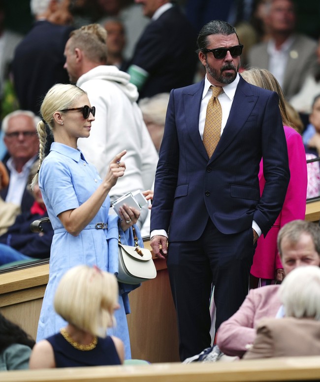Dave dan istri duduk di Royal Box. Area ini memang mengharuskan para tamunya berpakaian rapi. (Foto: Mike Egerton/PA via AP)