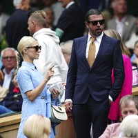 Dave dan istri duduk di Royal Box. Area ini memang mengharuskan para tamunya berpakaian rapi. (Foto: Mike Egerton/PA via AP)