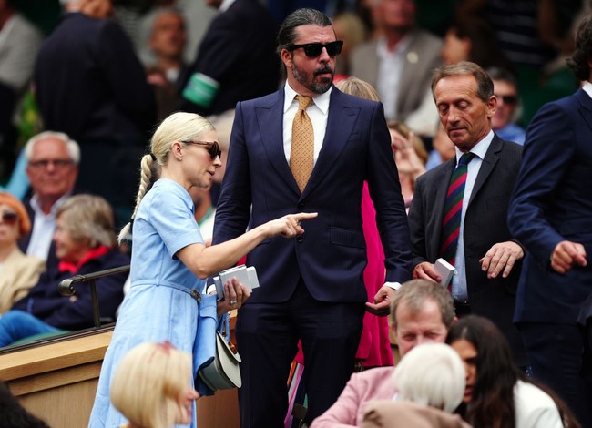 Tidak lupa kacamata hitam Wayfarer untuk melengkapi gayanya. Tak hanya pakaian, rambut pun ditata rapi. (Foto: Mike Egerton/PA Images via Getty Images)