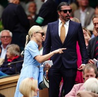 Tidak lupa kacamata hitam Wayfarer untuk melengkapi gayanya. Tak hanya pakaian, rambut pun ditata rapi. (Foto: Mike Egerton/PA Images via Getty Images)