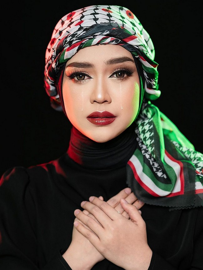 Dalam foto ini, Ria Ricis berpose sedih dengan tetesan air mata. Riasan makeup flawless Ria Ricis oleh MUA @sabilmakeup dan fashion stylist @doleytobing. Foto: Dok. Instagram @riomotret.