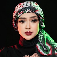 Dalam foto ini, Ria Ricis berpose sedih dengan tetesan air mata. Riasan makeup flawless Ria Ricis oleh MUA @sabilmakeup dan fashion stylist @doleytobing. Foto: Dok. Instagram @riomotret.