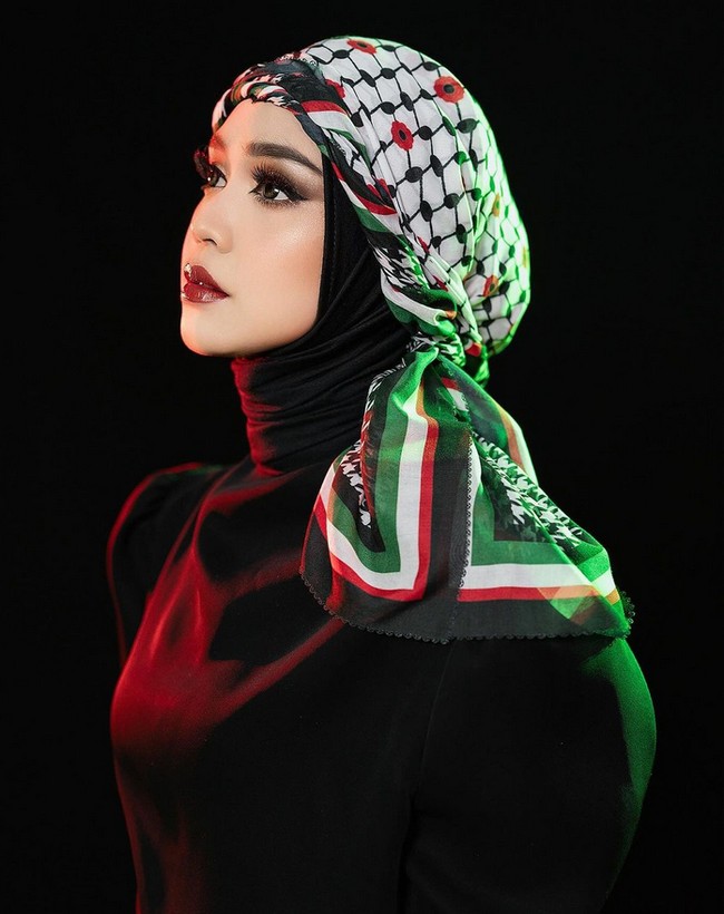 Sedangkan outfit, adik kandung Oki Setiana Dewi ini menggunakan dress hitam dari brand Mazu Label. Ria Ricis membentuk keffiyeh dengan cara dililit dan ujungnya di sampirkan ke depan. Sebagai bentuk rasa kepedulian terhadap warga Palestina. Foto: Dok. Instagram @riomotret.