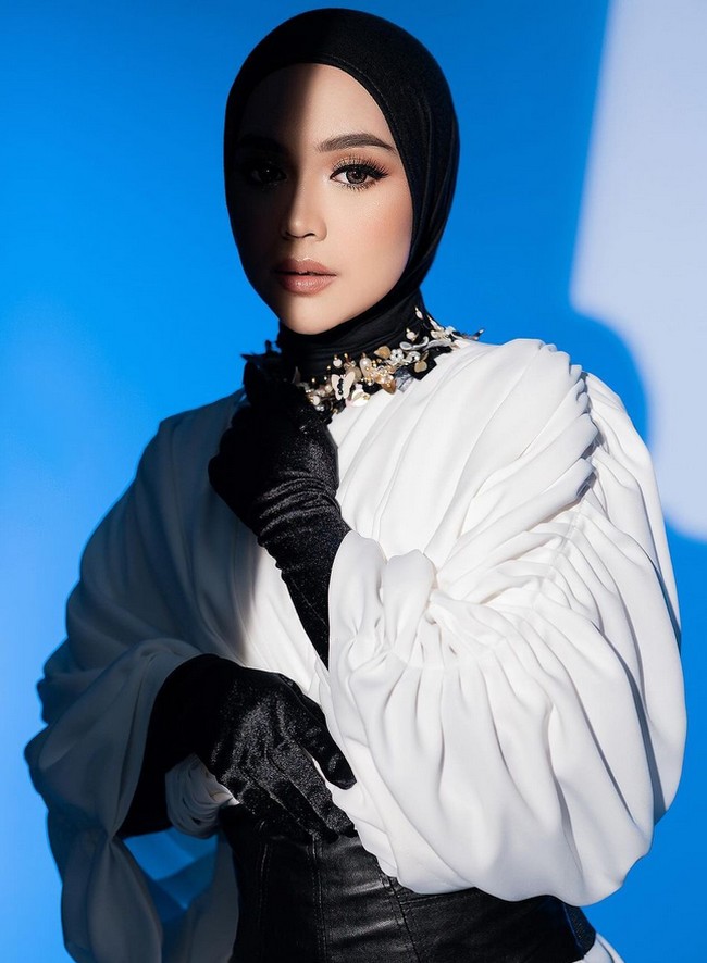 Sesi foto lainnya dengan berbusana monokrom, penulis buku Saya Pamit ini tampil memesona dengan makeup flawless @sabilmakeup dengan pulasan lipgloss nude. Foto: Dok. Instagram @riomotret.