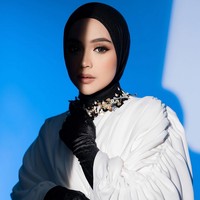 Sesi foto lainnya dengan berbusana monokrom, penulis buku Saya Pamit ini tampil memesona dengan makeup flawless @sabilmakeup dengan pulasan lipgloss nude. Foto: Dok. Instagram @riomotret.