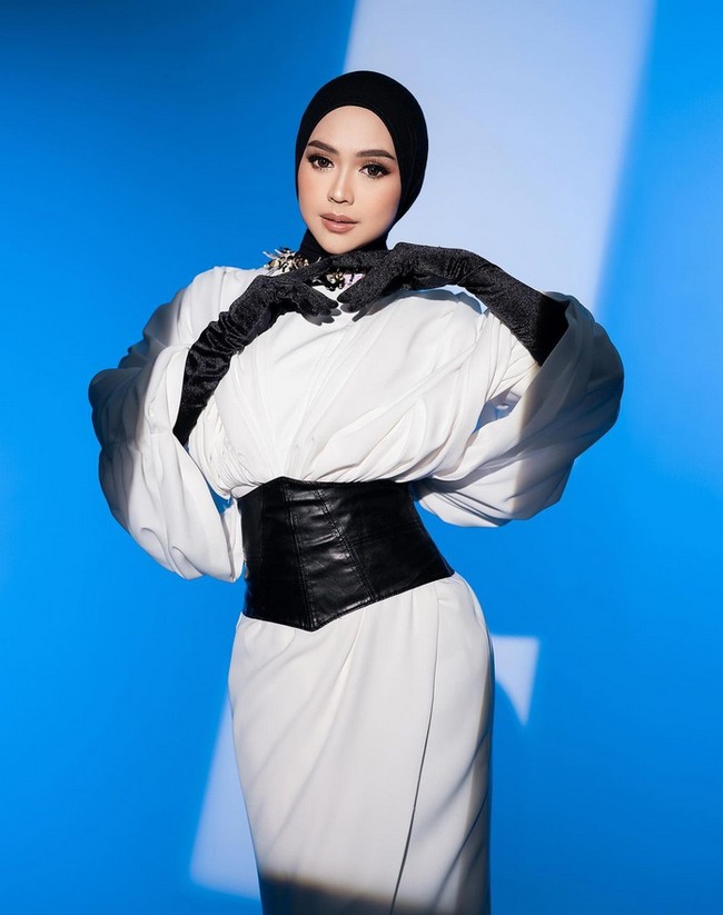 Pemain film Sisterlillah the Movie ini menggunakan baju rancangn dari desainer Dimas Singgih Utomo @dimassinggih, dilengkapi dengan obi hitam. Rata-rata warganet memuji kecantikan Ria Ricis. Aduhhh cakep amat buuu🔥❤️, ucap pengguna Instagram @_halohaaaaa. Maa sya Allah allahumma Tsabit hamdaki semoga Bu icis sehat sllu banyak terus Rizki milik nya Slam sayang untuk Moana ya Bu @riaricis1795, ujar akun @rohanahassaadah. Mashaallah makin cantikkkkkk 😍, puji akun @nur.azizah.ar. Foto: Dok. Instagram @riomotret.