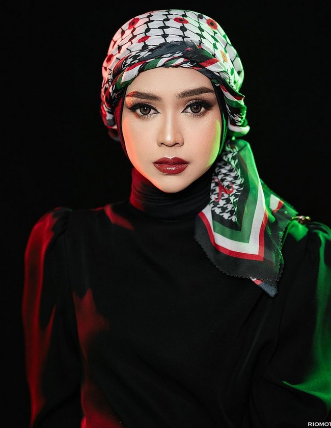 Youtuber Ria Ricis mengunggah postingan terbaru usai melakukan sesi foto bersama fotografer langganan artis, Rio Motret. Mantan istri Teuku Rushariandi ini mengungkapkan harapan di ulang tahunnya yang ke 29 tahun. 29 yo happy and grateful. Semakin berkurang usia, semakin banyak rintangan hidup dan harus makin bersyukur. Terima kasih ya Allah, terima kasih semua, tulis Ria Ricis. Foto: Dok. Instagram @riomotret.