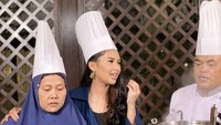 Di acara Bedah Rumah pun presenter Indonesia ini sempat masak-masak bersama peserta dan juga para chef. Begini gayanya! Foto: Instagram @sorayarasyid12