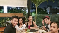 Di Java Bean Coffee and Resto, Soraya Rasyid kumpul dengan teman-temannya. Bukan kopi, wanita ini terlihat memesan secangkir jus buah naga. Foto: Instagram @sorayarasyid12