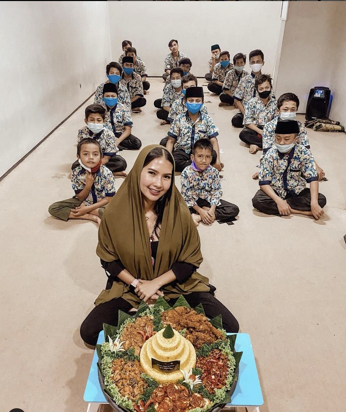 Gaya Kece Soraya Rasyid Saat Masak Bareng Chef hingga ke Kafe Gaya Kece Soraya Rasyid Saat Masak Bareng Chef hingga ke Kafe