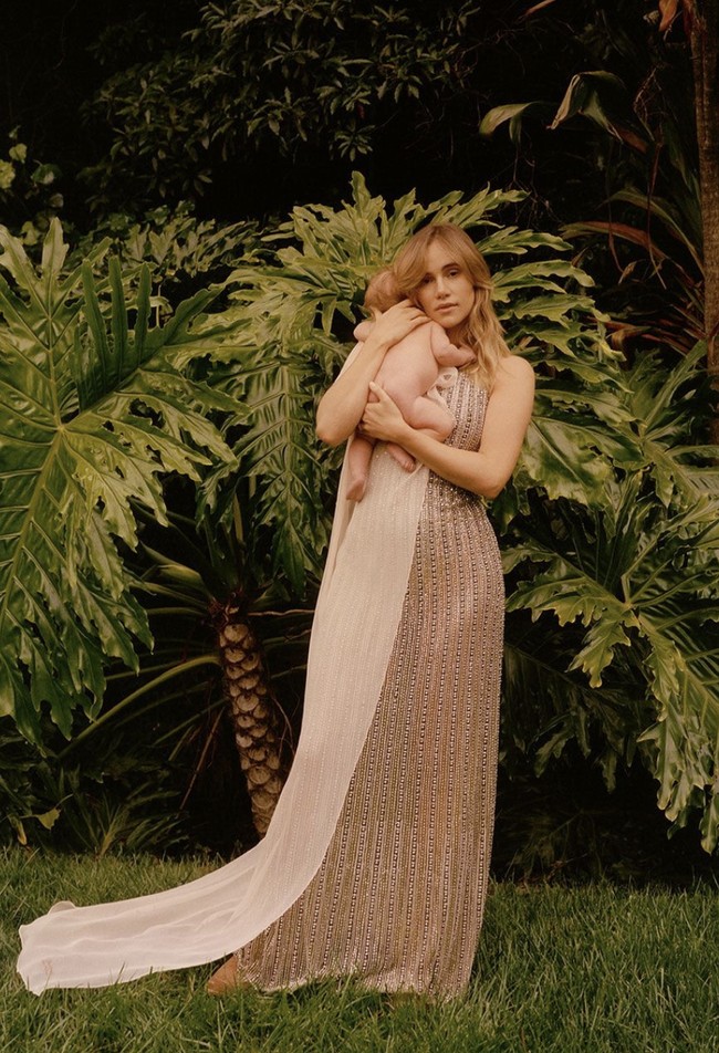 Suki Waterhouse sempat tampil di cover majalah Vogue British sambil memeluk bayinya. Dalam pemotretan tersebut, tubuhnya juga sudah tampak kembali ramping. Foto: Dok. Vogue Inggris