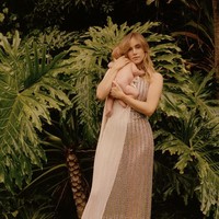 Suki Waterhouse sempat tampil di cover majalah Vogue British sambil memeluk bayinya. Dalam pemotretan tersebut, tubuhnya juga sudah tampak kembali ramping. Foto: Dok. Vogue Inggris