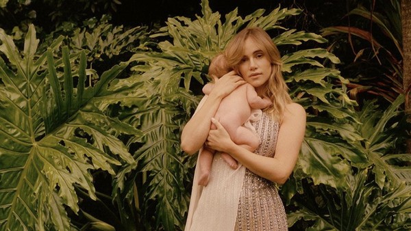 9 Potret Terbaru Suki Waterhouse, Perut Sudah Ramping 4 Bulan Pascamelahirkan