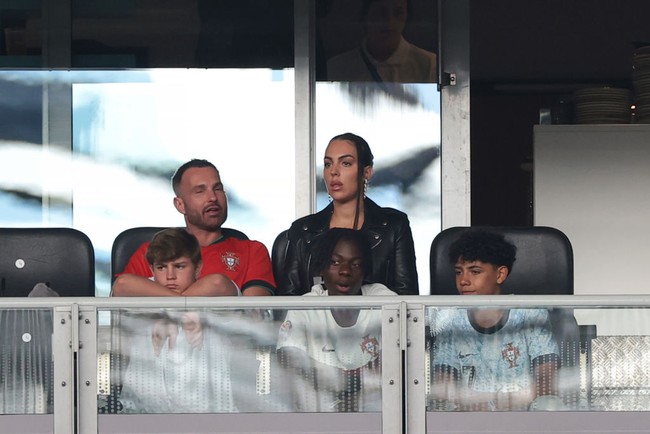 Seperti dikutip dari Goal, Georgina hadir di BVB Stadion, Dortmund, Jerman, bersama manajernya dan anak sulung sang pesepakbola, Cristiano Ronaldo Jr. Foto: Getty Images/Jonathan Moscrop