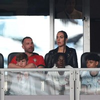 Seperti dikutip dari Goal, Georgina hadir di BVB Stadion, Dortmund, Jerman, bersama manajernya dan anak sulung sang pesepakbola, Cristiano Ronaldo Jr. Foto: Getty Images/Jonathan Moscrop
