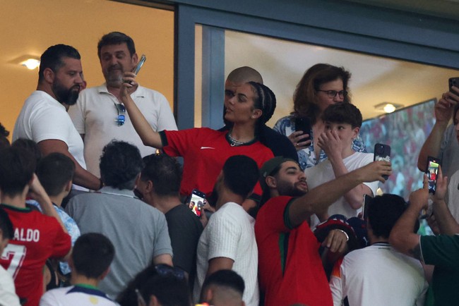 Georgina Rodriguez hadir di Euro 2024 saat Portugal menang 3-0 atas Turki pada matchday kedua Grup F Piala Eropa 2024. Foto: Getty Images/Kevin C. Cox