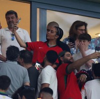 Georgina Rodriguez hadir di Euro 2024 saat Portugal menang 3-0 atas Turki pada matchday kedua Grup F Piala Eropa 2024. Foto: Getty Images/Kevin C. Cox