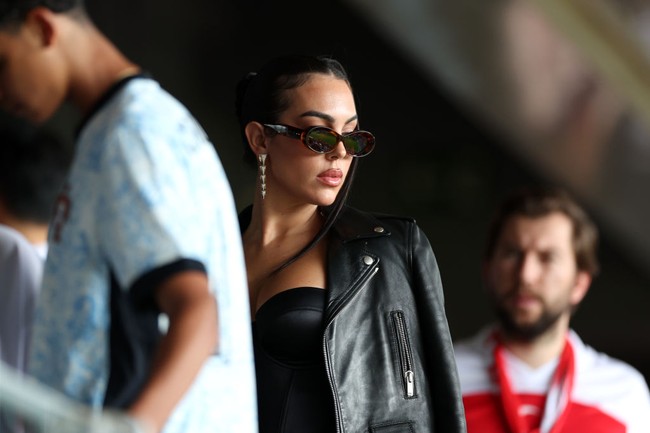 Georgina Rodriguez tampil mencuri perhatian saat duduk di bangku penonton laga Portugal Vs. Turki. Dia mengenakan busana serba hitam, jaket kulit dan tanktop dengan belahan dada rendah. Foto: Getty Images/Kevin C. Cox