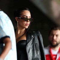 Georgina Rodriguez tampil mencuri perhatian saat duduk di bangku penonton laga Portugal Vs. Turki. Dia mengenakan busana serba hitam, jaket kulit dan tanktop dengan belahan dada rendah. Foto: Getty Images/Kevin C. Cox