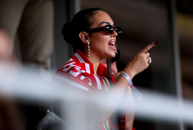 Dukungan pastinya juga diberikanGeorgina Rodriguez saat Ronaldo menangis usai gagal penalti saat melawan Slovenia di Euro 2024. Wanita yang sudah melahirkan tiga anak Ronaldo itu memberikan emoji hati besar pada foto yang menampilkan momen Ronaldo menangis sambil dipeluk pelatih Portugal, Roberto Martinez. Foto: Getty Images/Kevin C. Cox