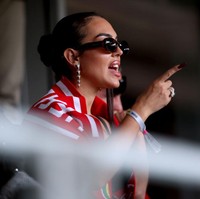 Dukungan pastinya juga diberikanGeorgina Rodriguez saat Ronaldo menangis usai gagal penalti saat melawan Slovenia di Euro 2024. Wanita yang sudah melahirkan tiga anak Ronaldo itu memberikan emoji hati besar pada foto yang menampilkan momen Ronaldo menangis sambil dipeluk pelatih Portugal, Roberto Martinez. Foto: Getty Images/Kevin C. Cox