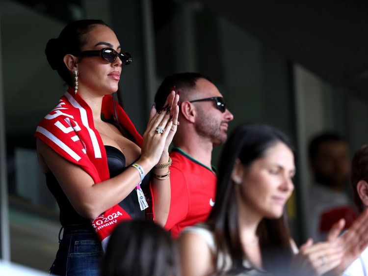 6 Foto Georgina Rodriguez Dukung Ronaldo di Euro 2024, Pakai Scarf Portugal