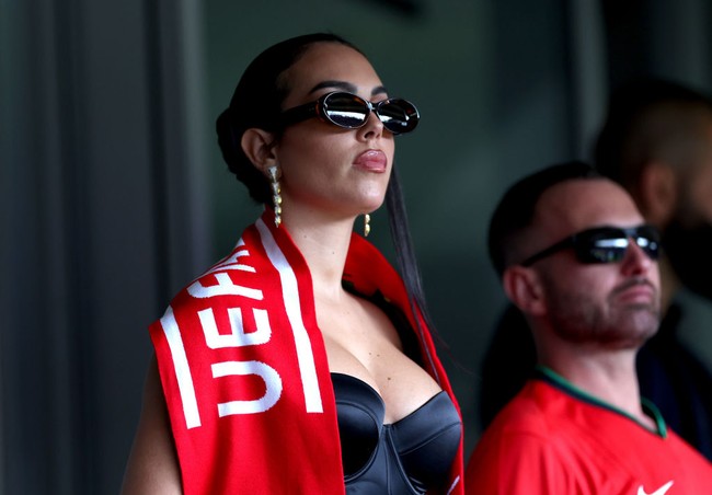Georgina melepas jaket kulitnya dan menutupi bahunya dengan scarf merah Portugal. Foto: Getty Images/Kevin C. Cox