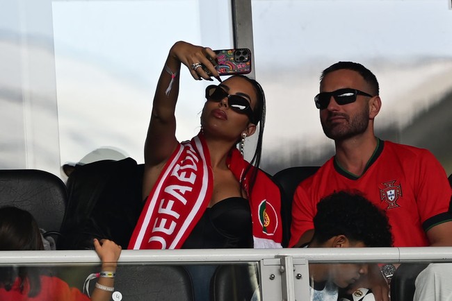 Pada momen Euro 2024 ini, Georgina Rodriguez juga mendapat tempat tersendiri di hati penggemar Ronaldo. Dukungan fans itu diunggah Georgina ke Instagram Story. Sebuah foto menunjukkan spanduk fans Ronaldo dengan tulisan ‘Georgina > Georgia.’ Foto: Bernd Thissen/picture alliance via Getty Images