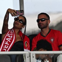 Pada momen Euro 2024 ini, Georgina Rodriguez juga mendapat tempat tersendiri di hati penggemar Ronaldo. Dukungan fans itu diunggah Georgina ke Instagram Story. Sebuah foto menunjukkan spanduk fans Ronaldo dengan tulisan ‘Georgina > Georgia.’ Foto: Bernd Thissen/picture alliance via Getty Images