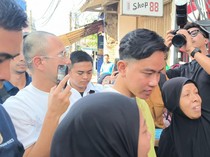 Gibran Bareng Raffi Ahmad Blusukan di Jaksel, Bagikan Buku dan Susu Gratis