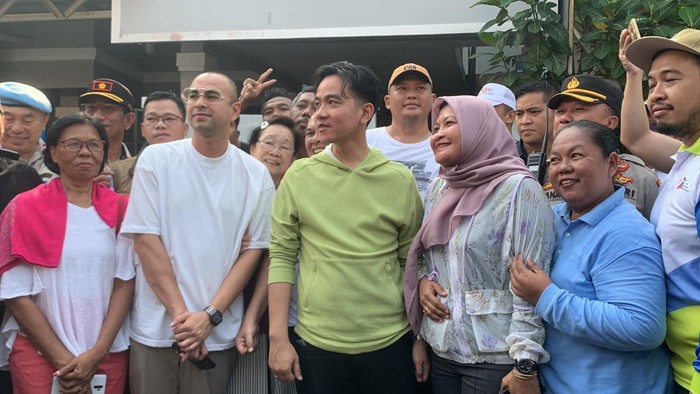 Wakil Presiden terpilih, Gibran Rakabuming Raka, melanjutkan blusukannya di Kampung Deret Pelanggi, Tanah Tinggi, Johar Baru, Jakarta Pusat, Rabu (3/7/2024). Gibran melanjutkan blusukan bersama selebriti Raffi Ahmad.