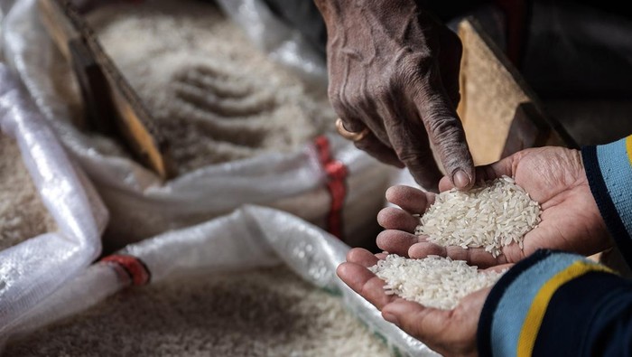 Harga Beras Eceran Naik Pada Juni 2024 Calon pembeli memilah beras di Pasar Induk Beras Cipinang, Jakarta, Rabu (3/7/2024). Badan Pusat Statistik (BPS) mencatat harga beras eceran naik atau mengalami inflasi sebesar 11,88 persen secara tahunan atau year on year (YoY) pada Juni 2024. ANTARA FOTO/Bayu Pratama S/aww.