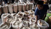 Calon pembeli memilih beras di Pasar Induk Beras Cipinang, Jakarta, Rabu (3/7/2024).