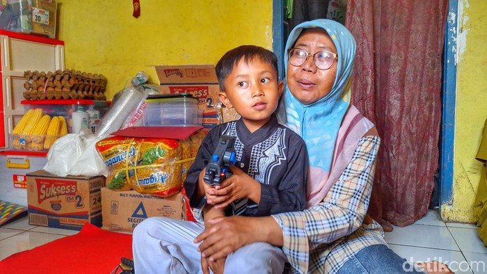Ibunda Ilham Kokom Komala (47), usai kedatangan Mensos Risma.